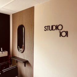 Vilt wandpanelen en Vilt logo in kapsalon