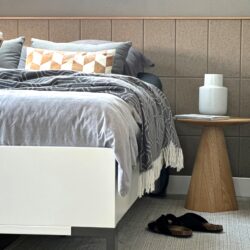 Akoestische vilt wand in moderne slaapkamer