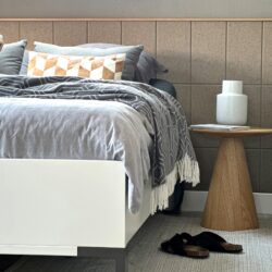 Akoestische vilt wand achter het bed in een moderne slaapkamer