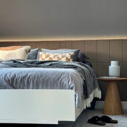 Akoestische vilt wand in moderne slaapkamer